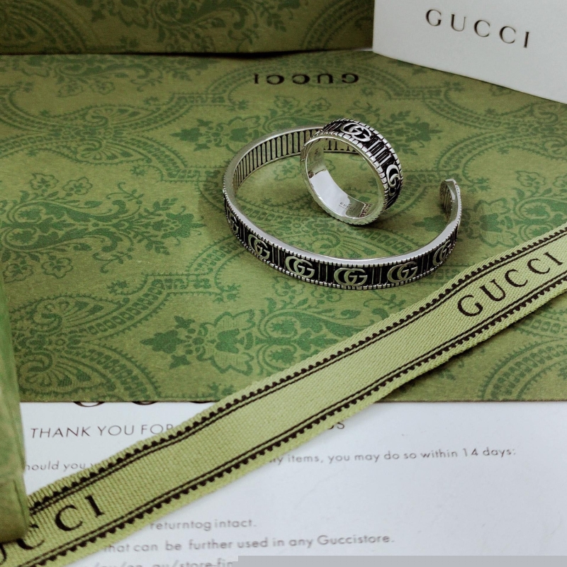 G*u*i bracelets